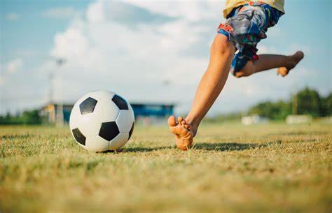 chơi đ&aacute; b&oacute;ng